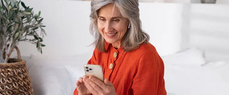 Dame bestellt Medikamente per Telefon
