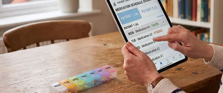Eine Person wählt auf einem Tablet einen Behandlungsplan für mehrere Personen aus.
