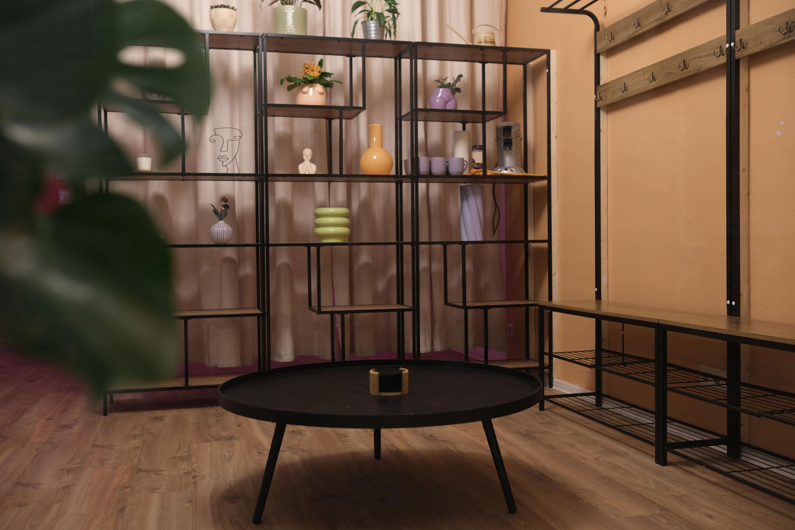 Garderobe mit schönem Regal