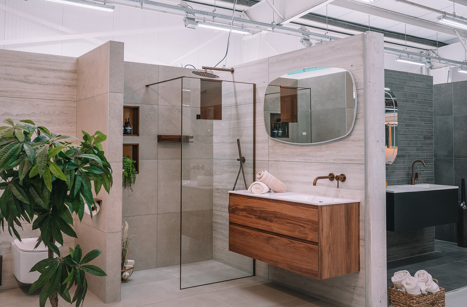 Badkameropstelling met walnoot kastwerk en travertijntegels in de Mega-showroom