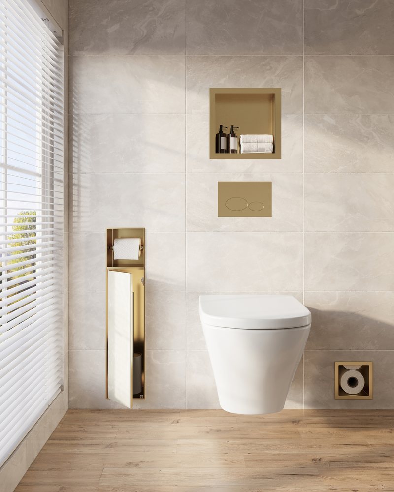 Wit wandcloset in een lichte toiletruimte met gouden nissen en accessoires