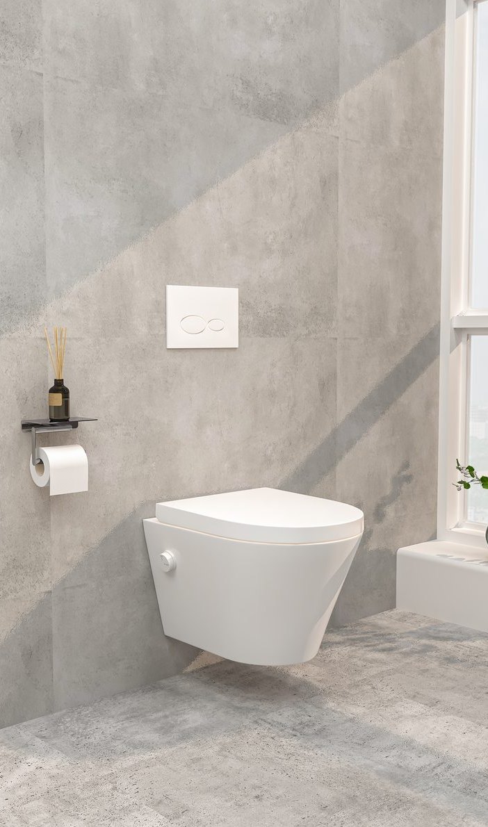 Wandcloset in een lichte toiletruimte met betonlook tegels en een raam met uitzicht