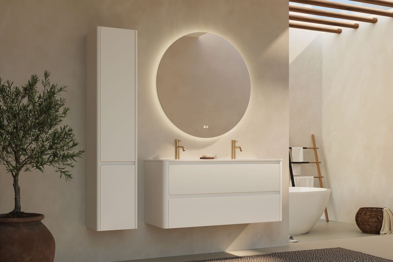 Wit zwevend badmeubel met een ronde spiegel en een olijfboompje in een mand