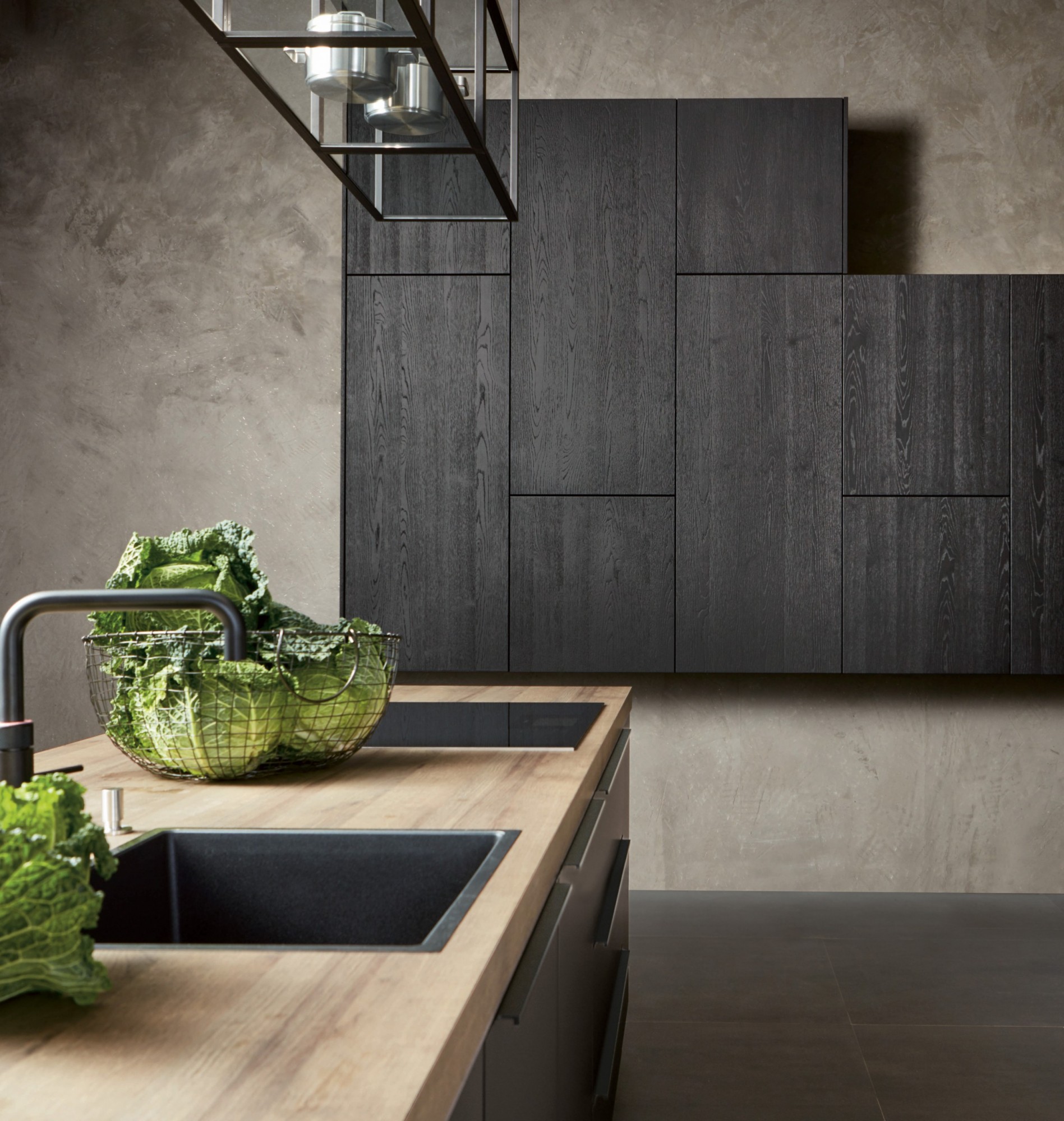 Detailfoto van zwarte keuken met houten blad en kast met houtnerf