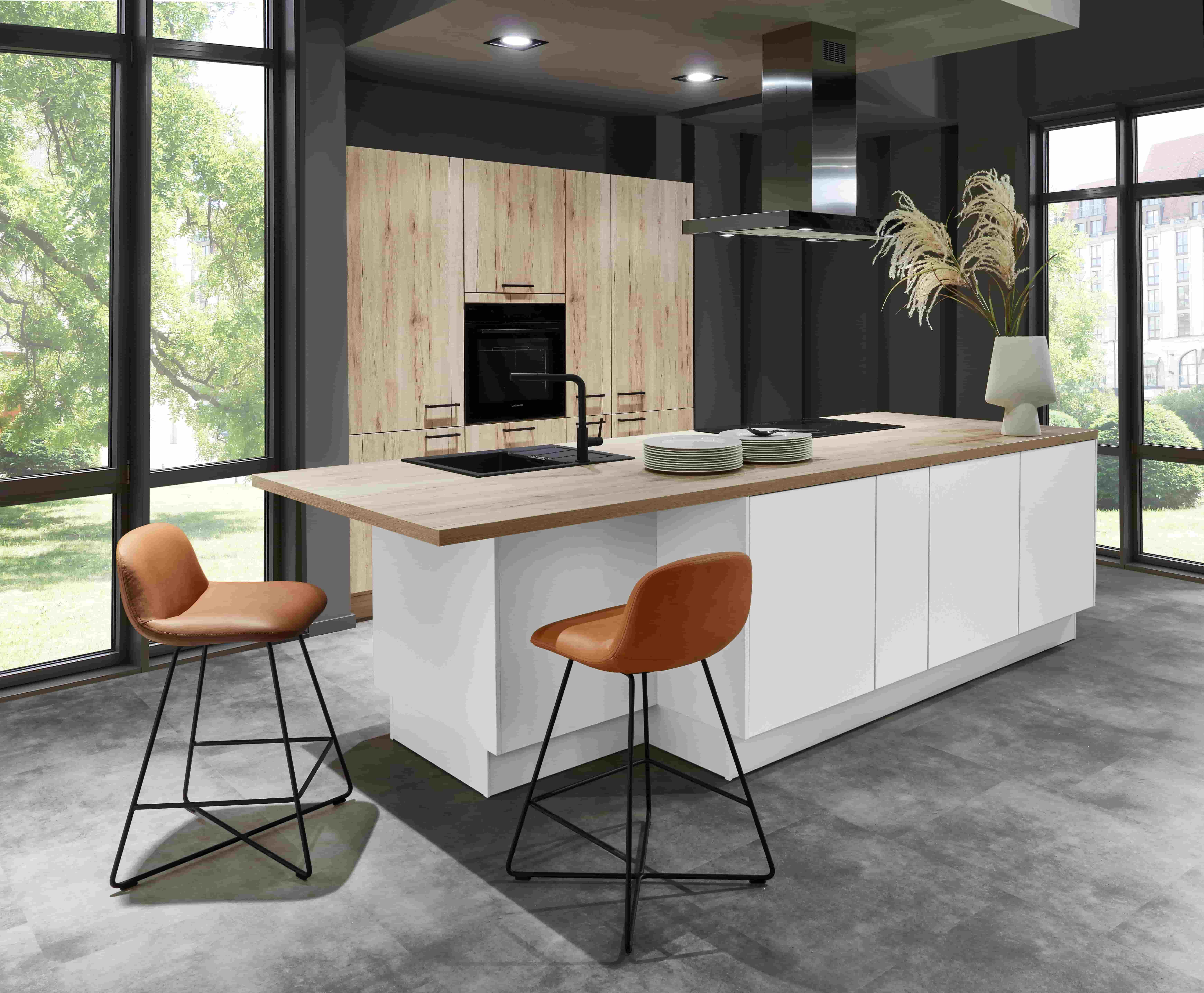 Houten keuken met eiland, witte fronten en contrasterende houten achterwand