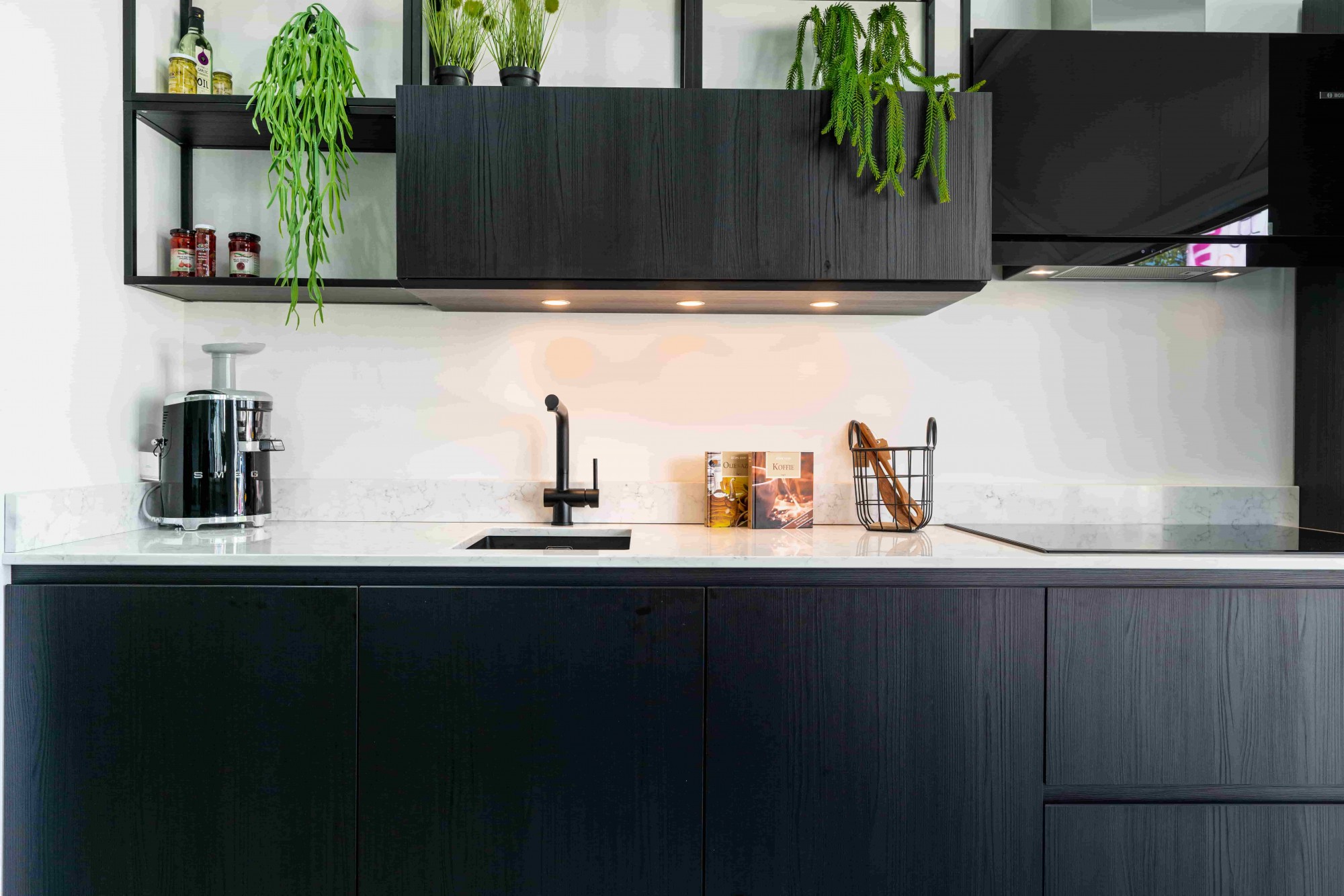 Houten keuken met zwart front met zichtbare houtnerf, vooraanzicht