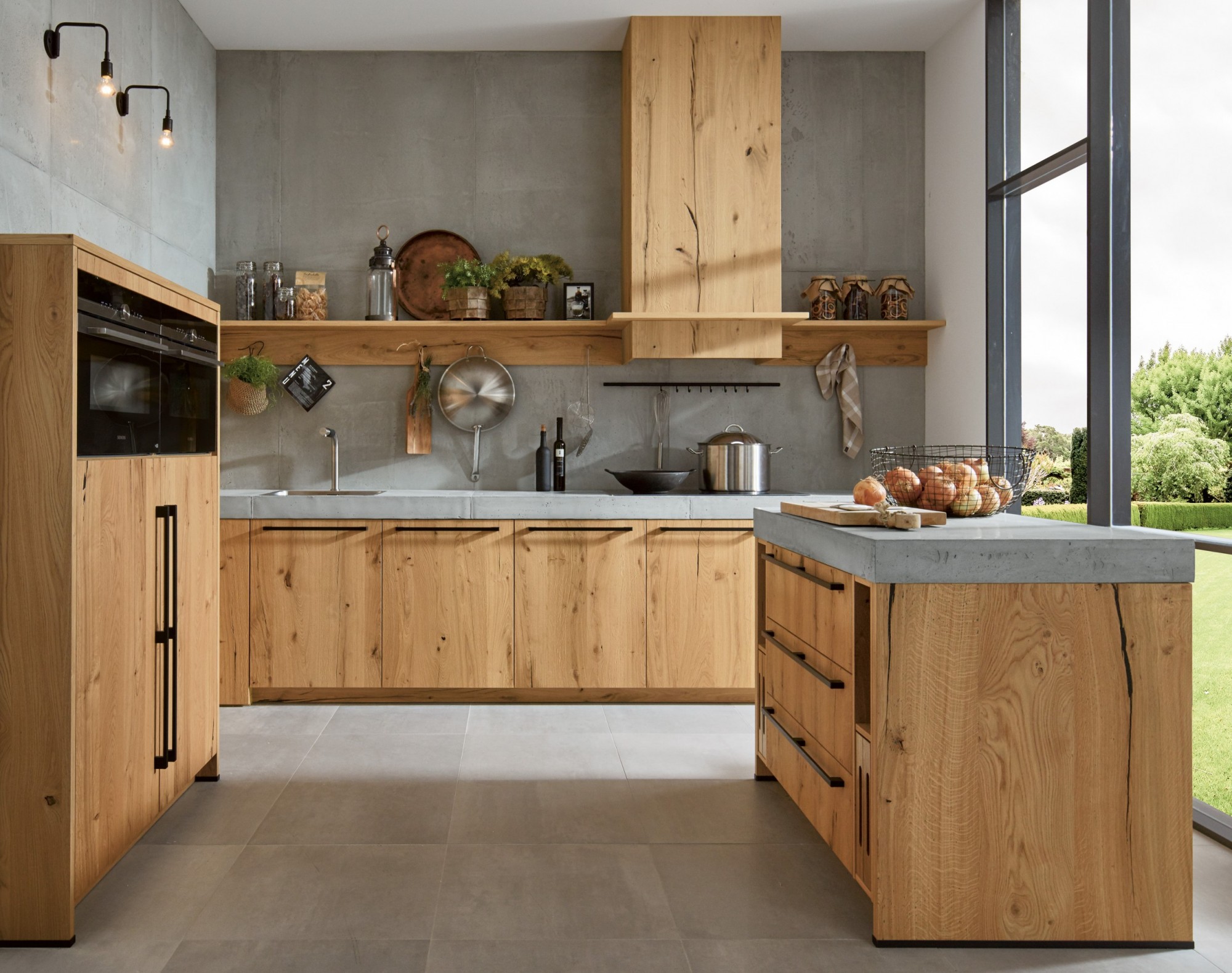 Houten keuken met betonnen werkblad in een lichte ruimte