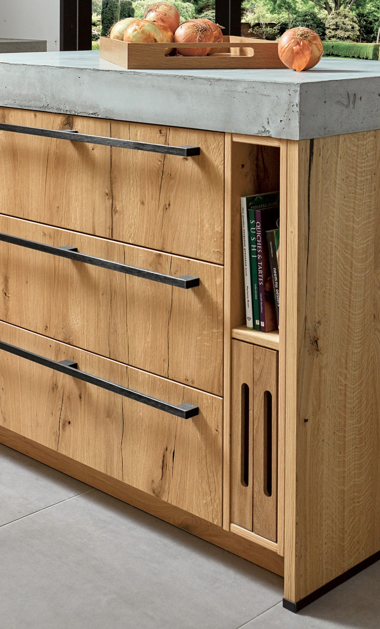 Detailfoto van houten keuken met betonnen werkblad en open opbergvak