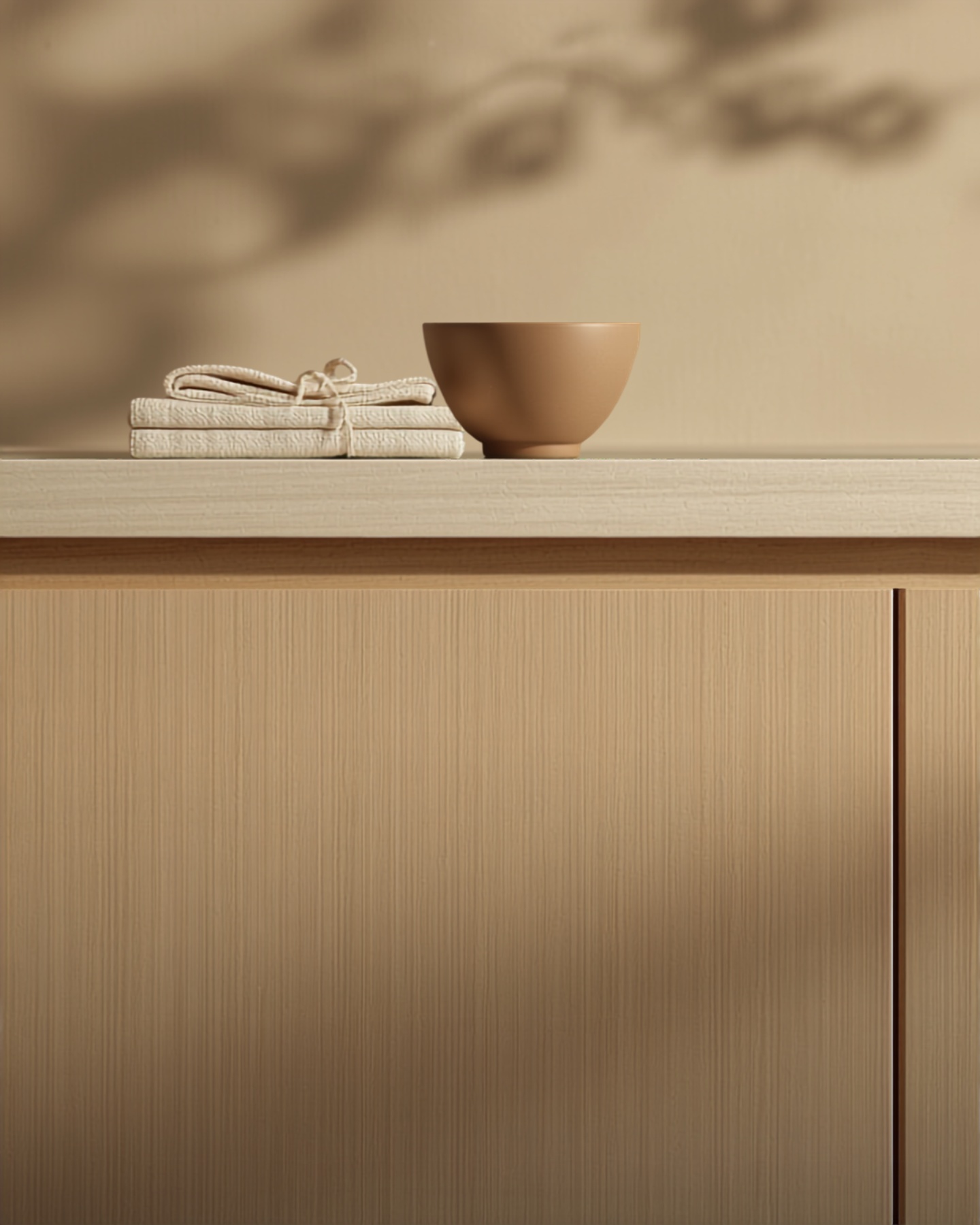 Detail van een japandi keuken: eiken ribbelfront met matte afwerking