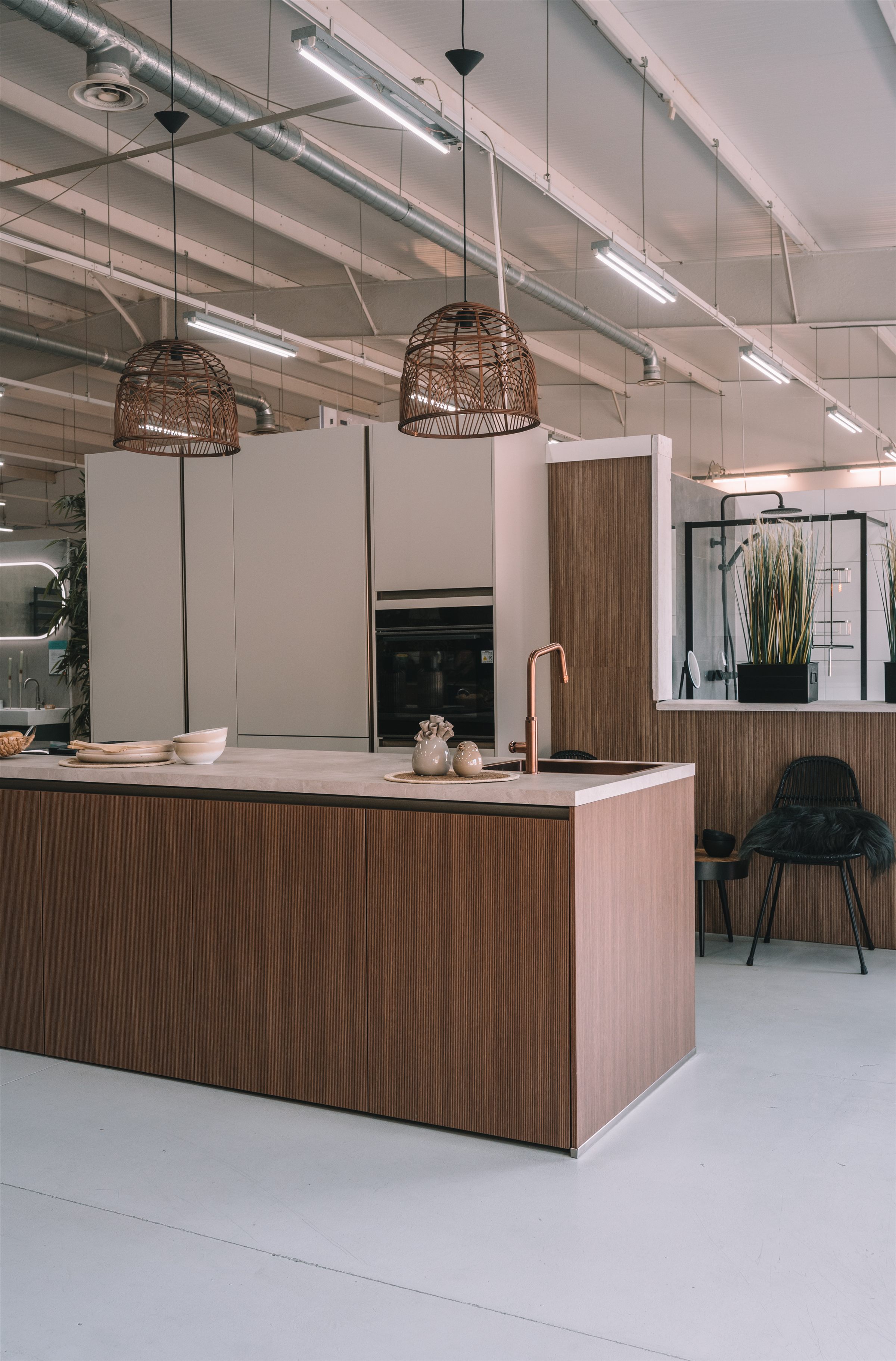 Japandi keuken met walnoot ribbelfront in de Mega-showroom
