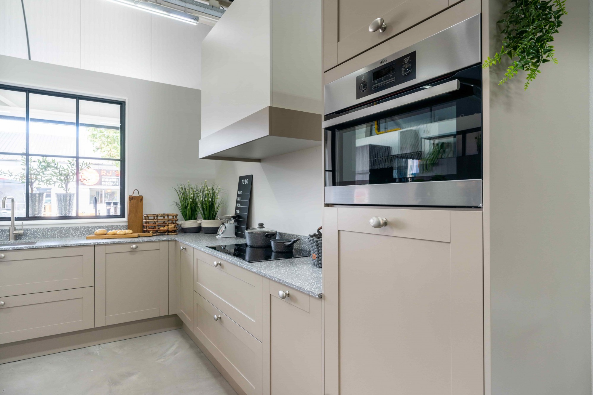 Landelijke keuken met beige granieten werkblad