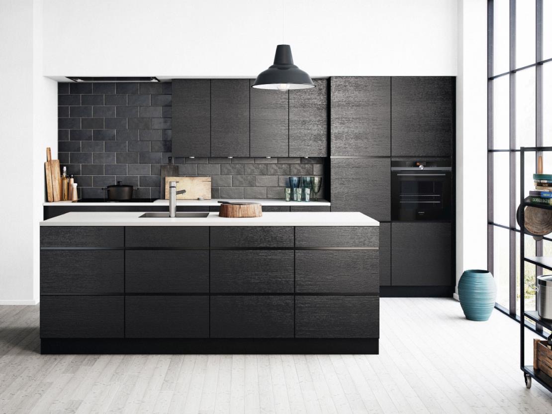 Zwarte keuken met houtnerf-front, wit werkblad en zwarte wandtegels