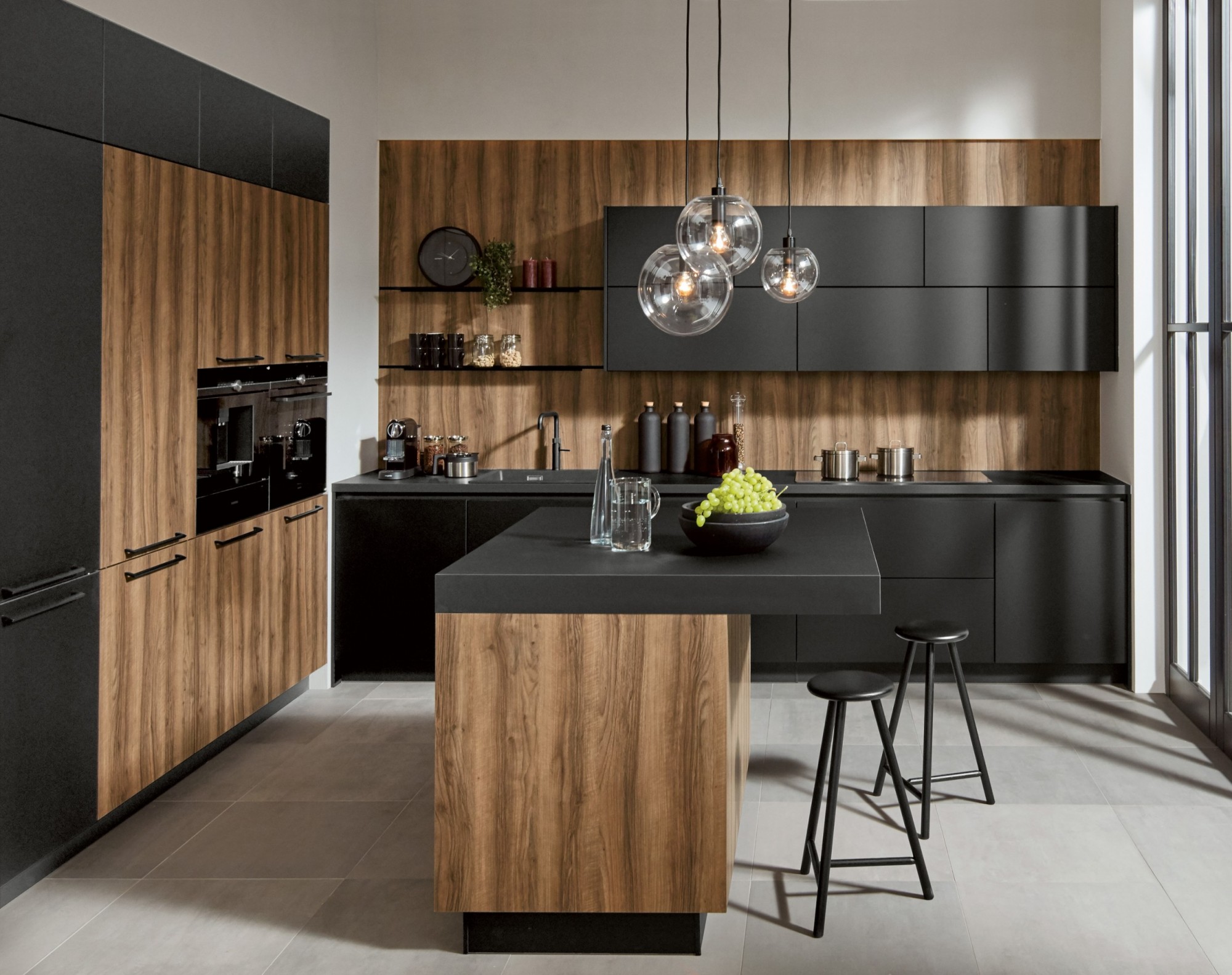 Zwarte keuken met houten front en bar