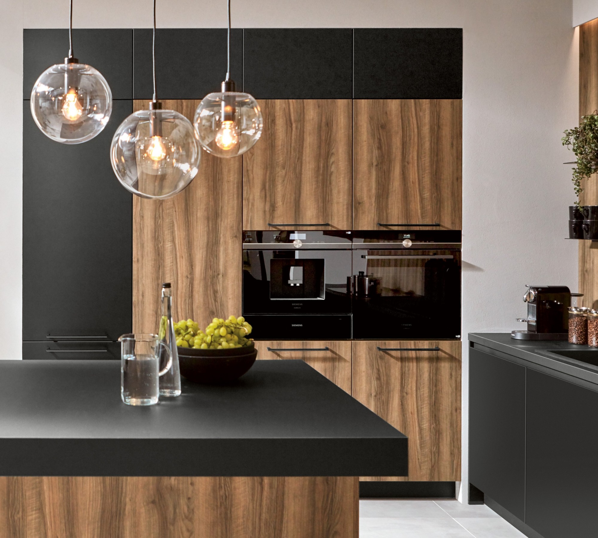 Zwarte keuken met houten front en retro uitstraling