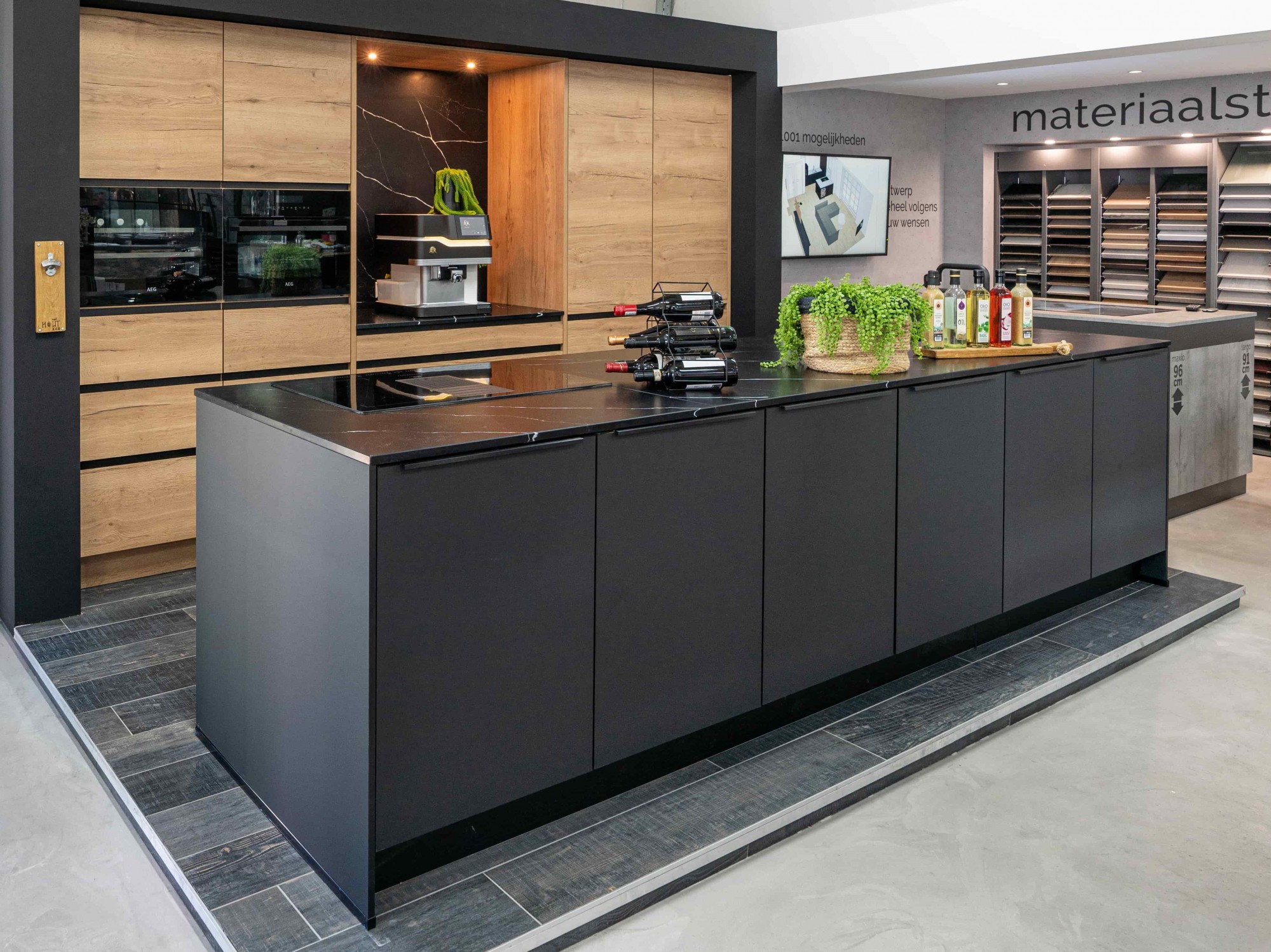 Mat zwart kookeiland met eiken kasten in de Mega-showroom