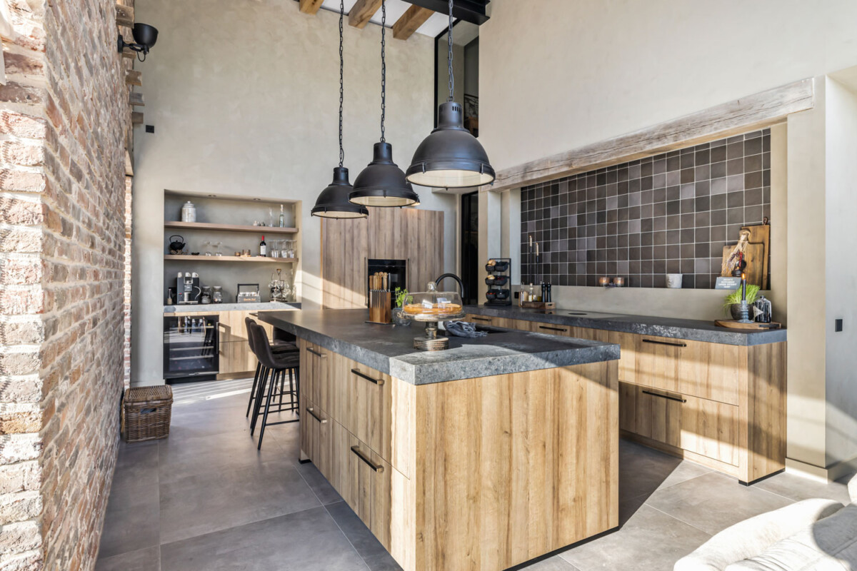 Industriële keuken met bakstenen wand en zwart stalen accenten