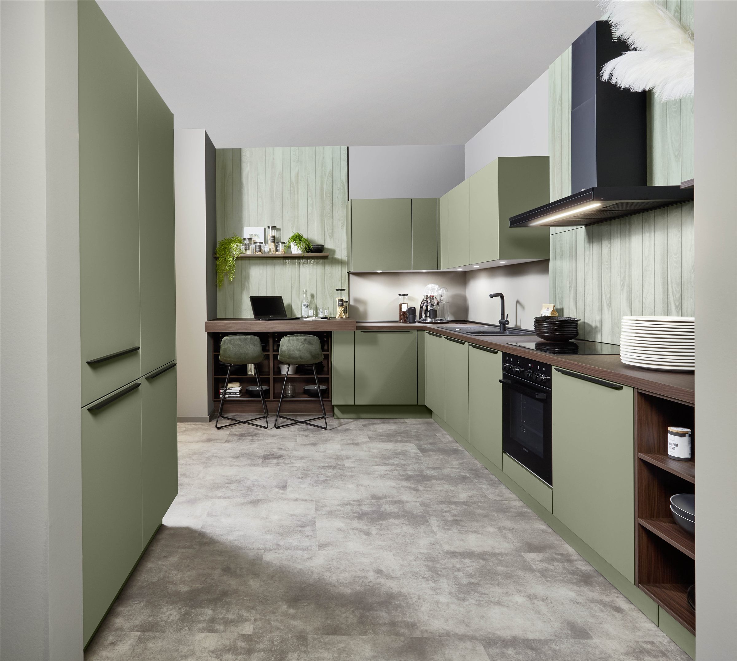Saliegroene greeploze keuken met houtwand-accenten