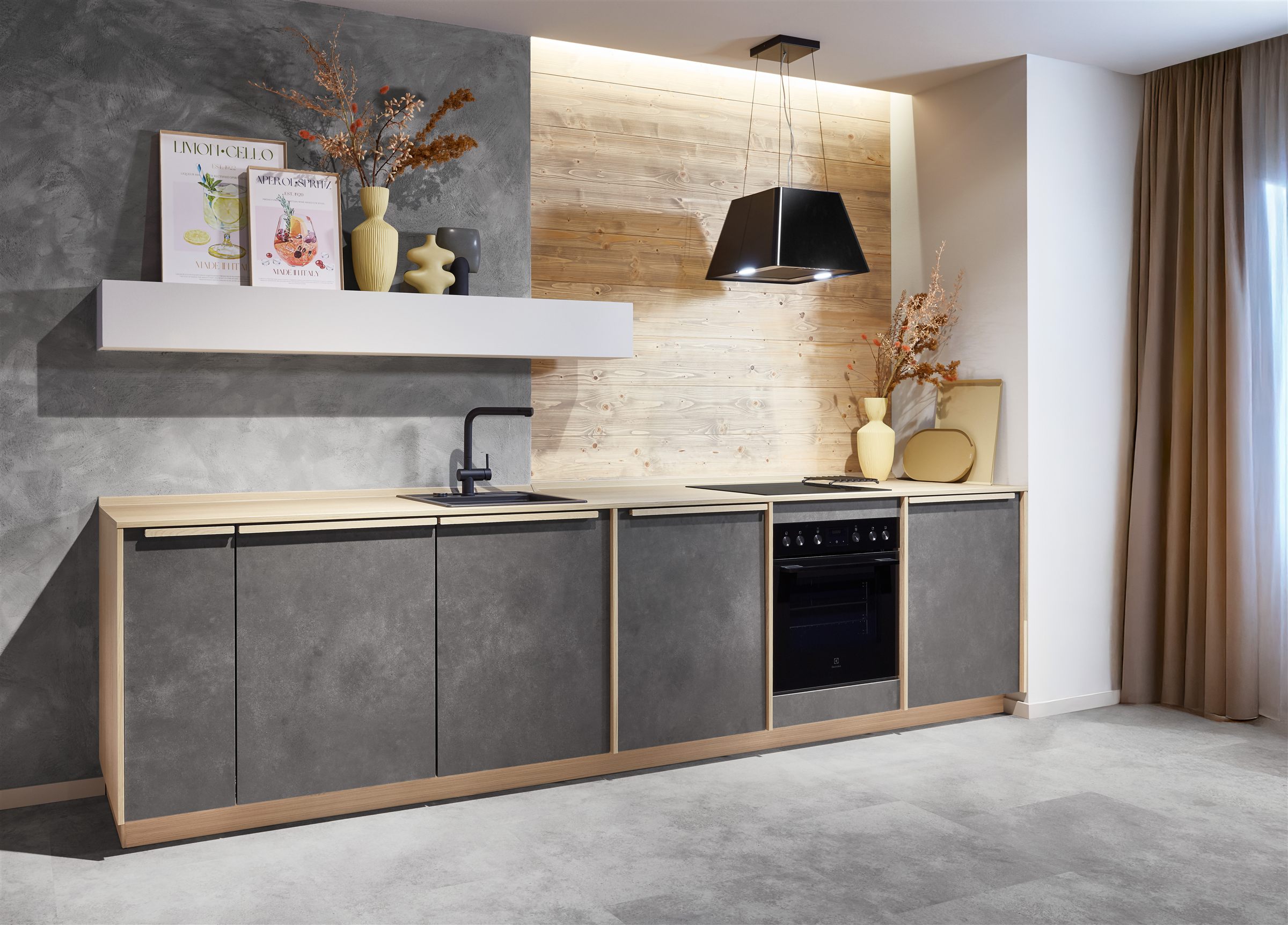 Industriële keuken met betonlook fronten, houten werkblad en zwarte afzuigkap