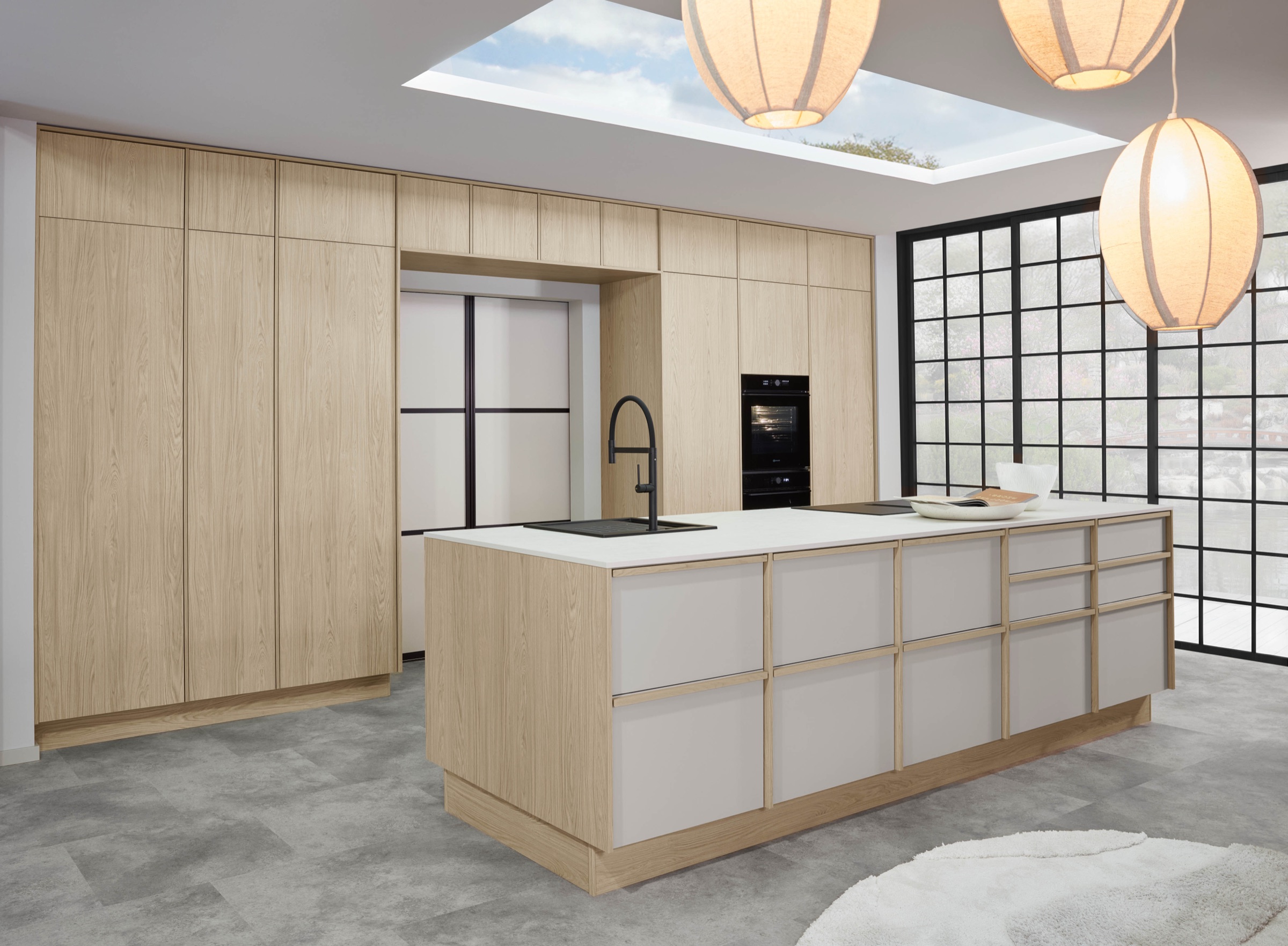 Japandi keuken met licht eiken kastenwand, taupe kookeiland en zwart raamwerk in Japanse stijl