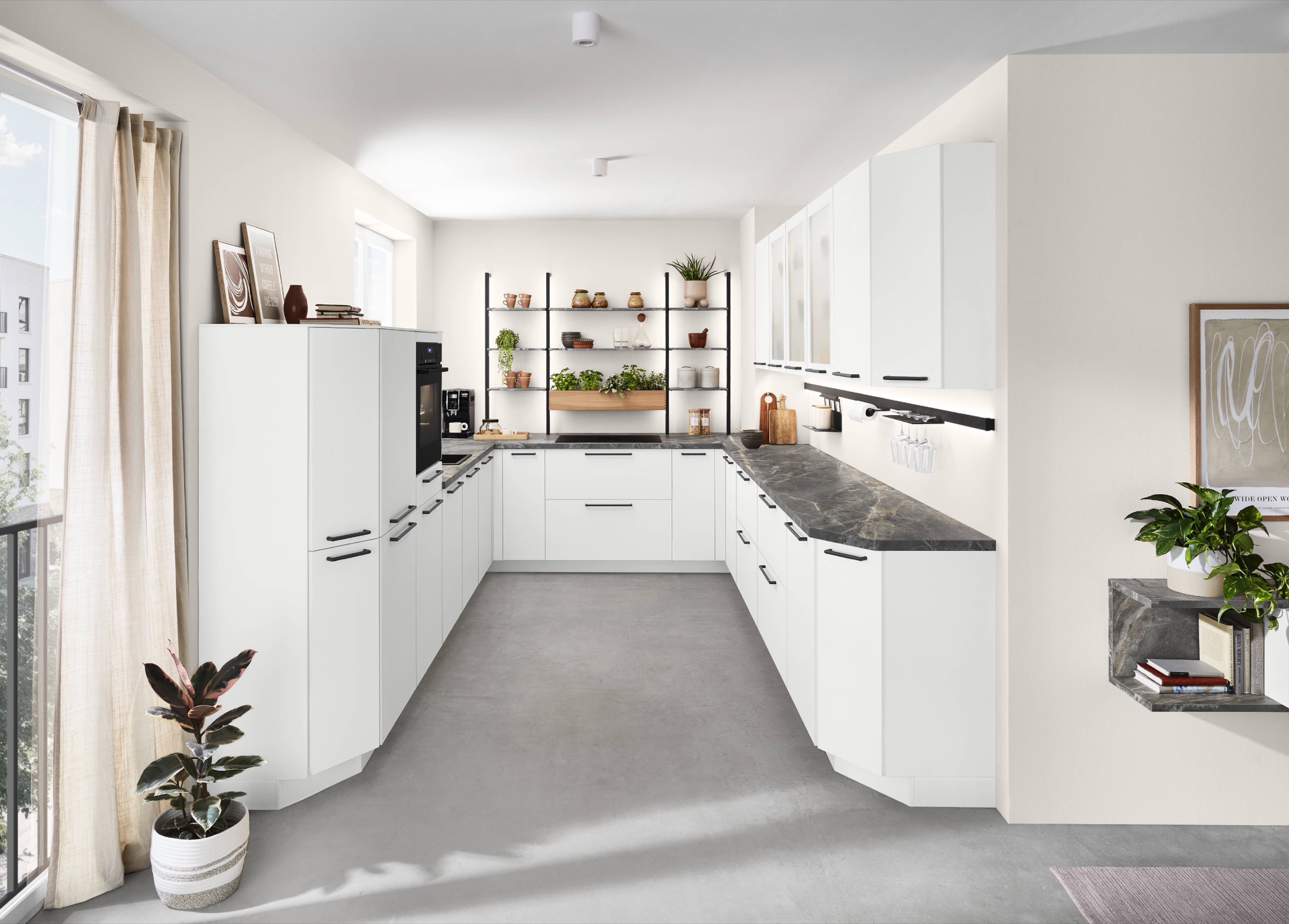 Witte keuken in U-opstelling met donker marmeren werkblad en zwarte wandrekken