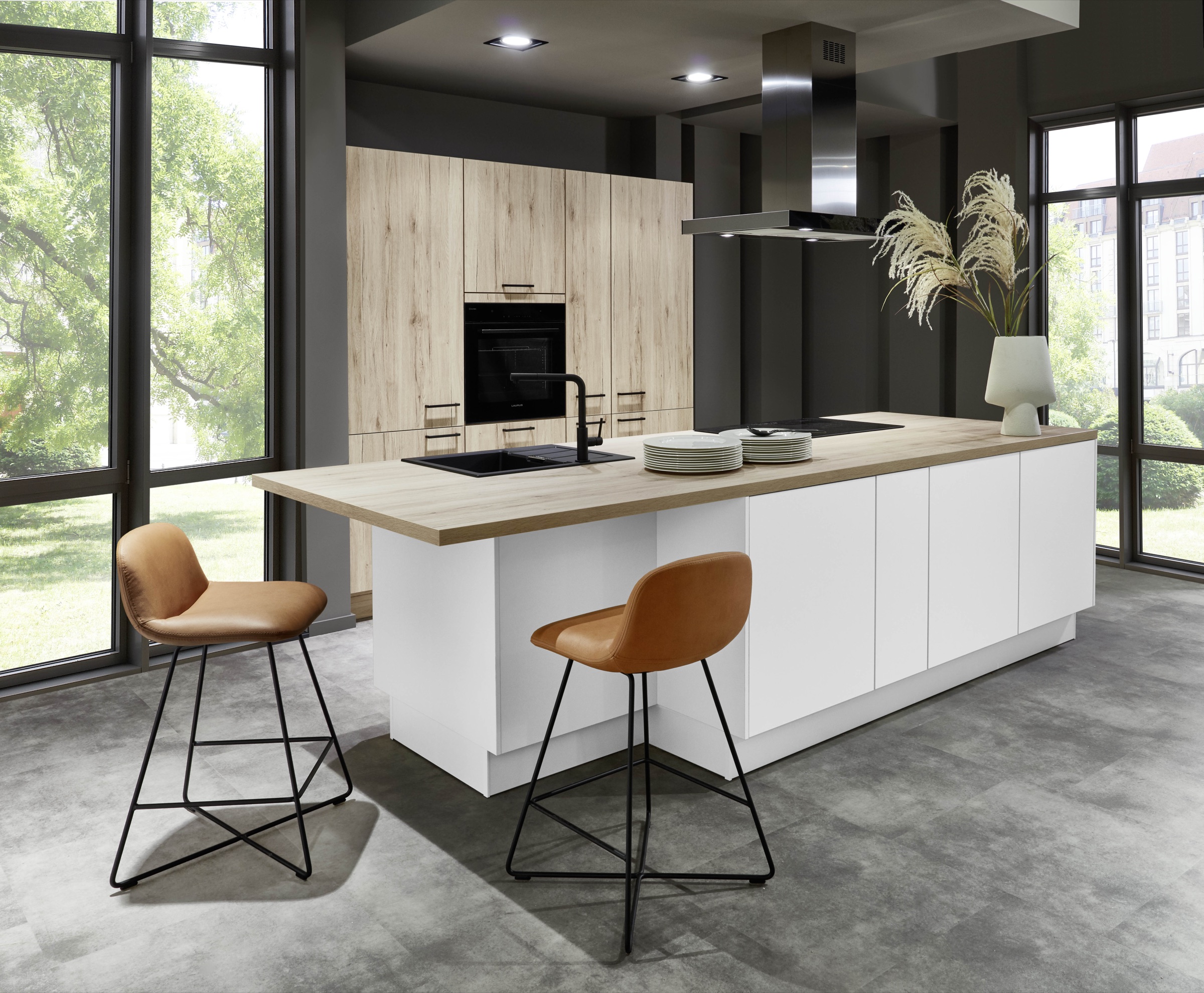 Keuken in japandi-sfeer met licht eiken kastenwand en wit kookeiland met houten blad