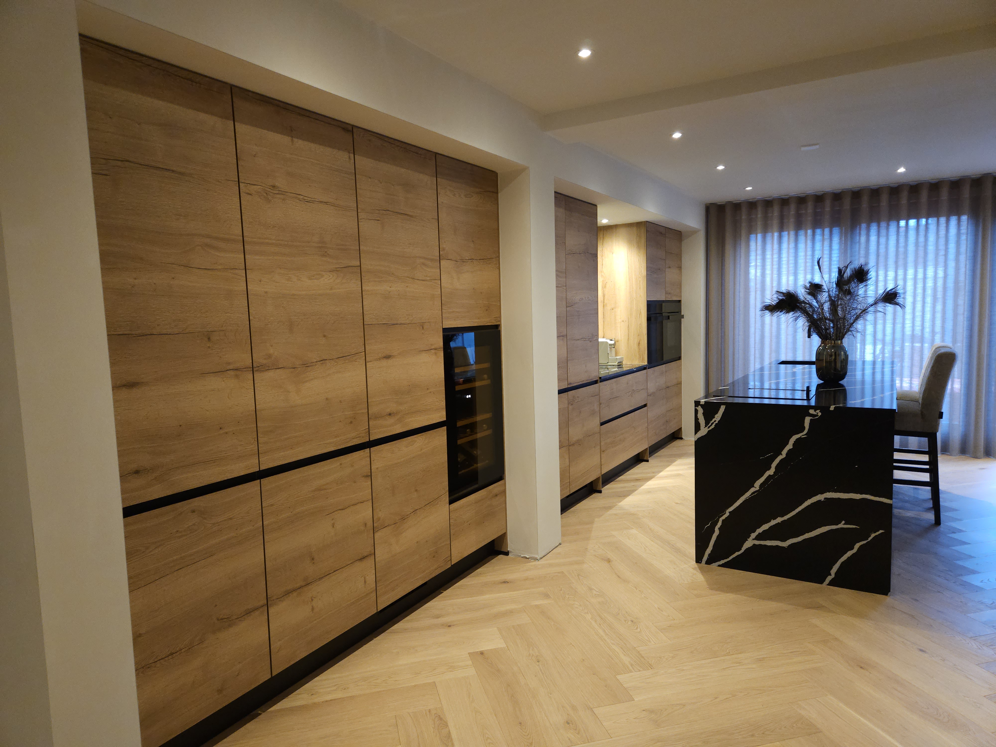 Greeploze keuken met marmerlook eiland