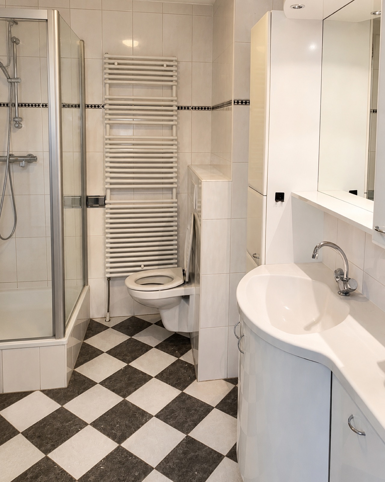 Badkamer voor en na renovatie met waterbestendige wandpanelen
