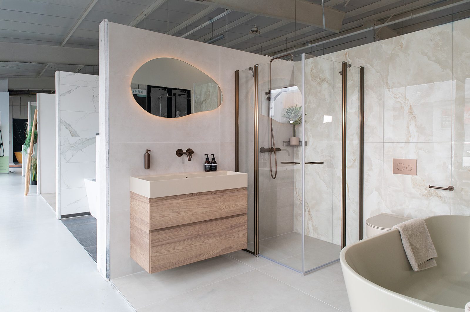 Showroombadkamer met onyxlook grootformaat tegels