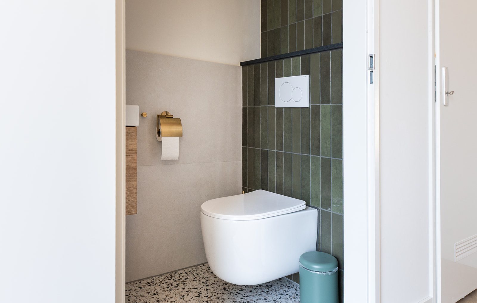 Toiletruimte met groene zelliges en terrazzo vloertegels
