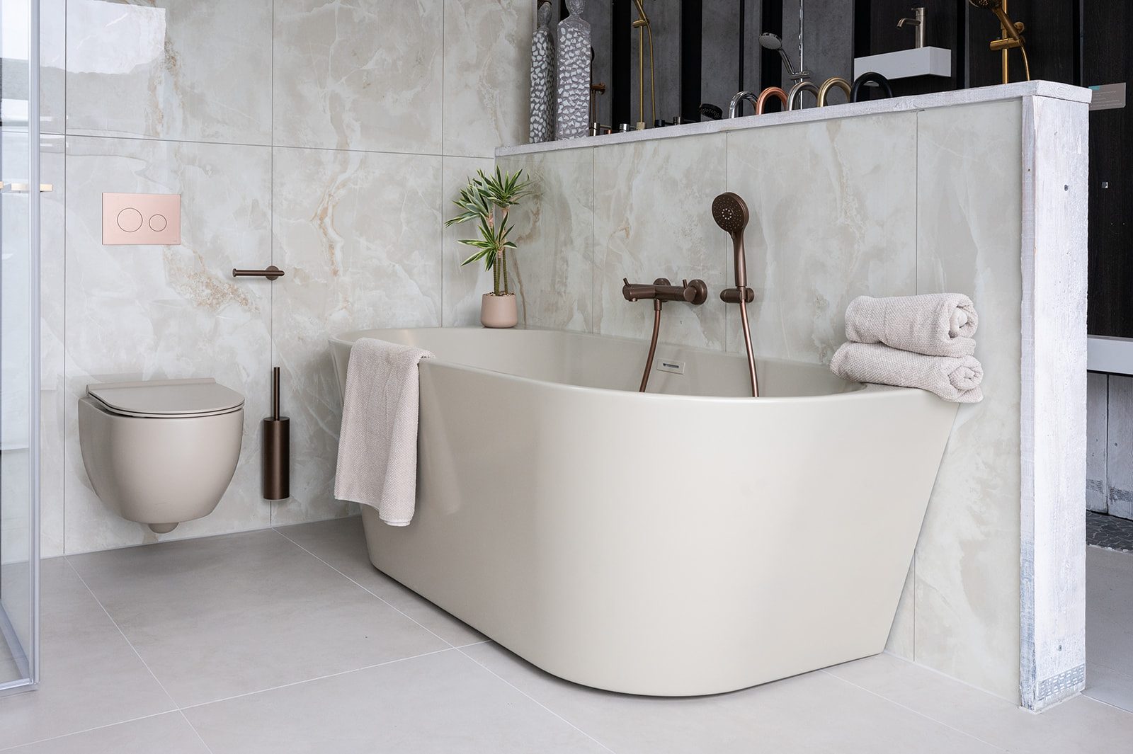 Bad in een showroomopstelling met onyxlook tegels