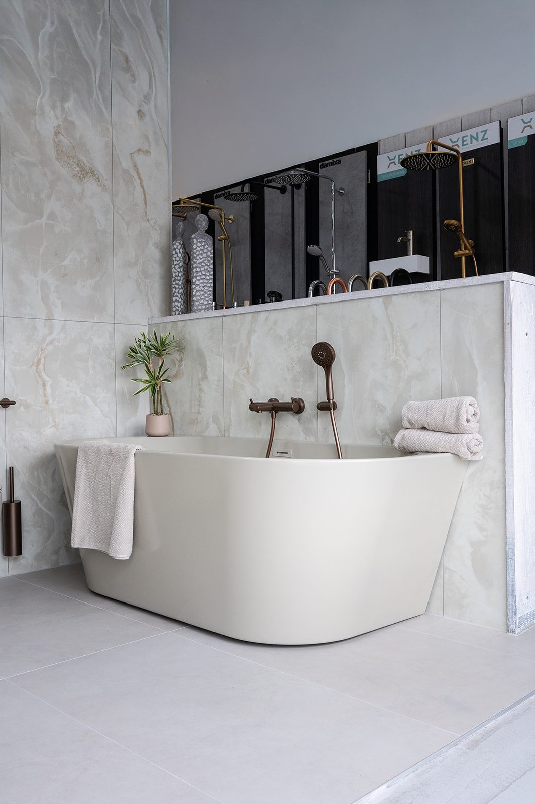 Badopstelling met badkraan en onyxlook wandtegels