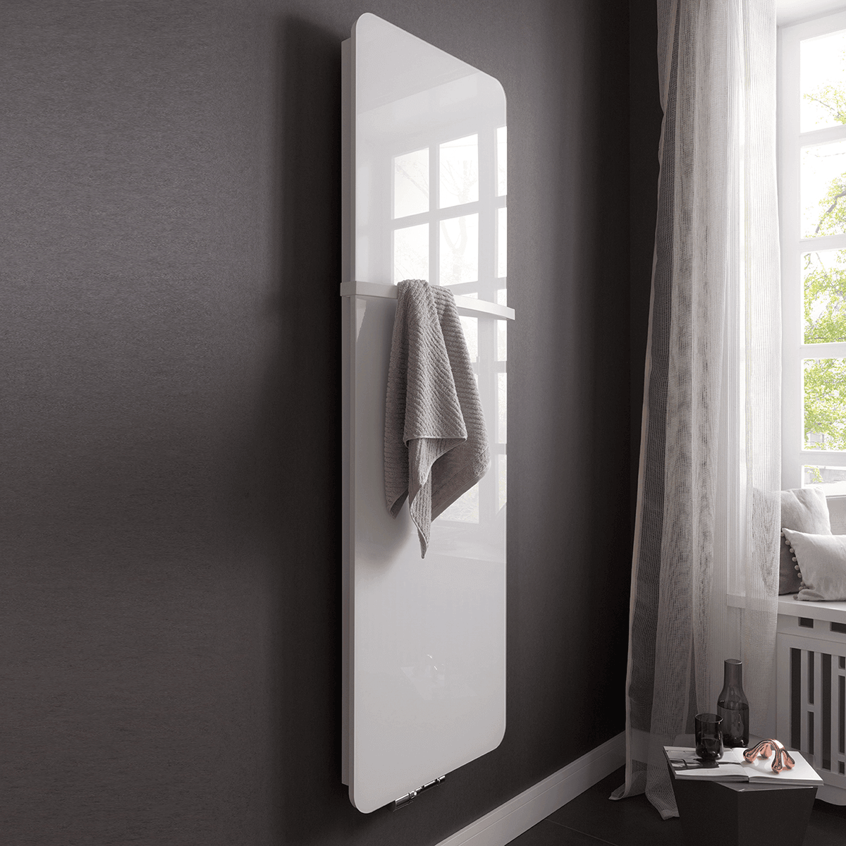 Witte designradiator met handdoekhouder in een badkamer