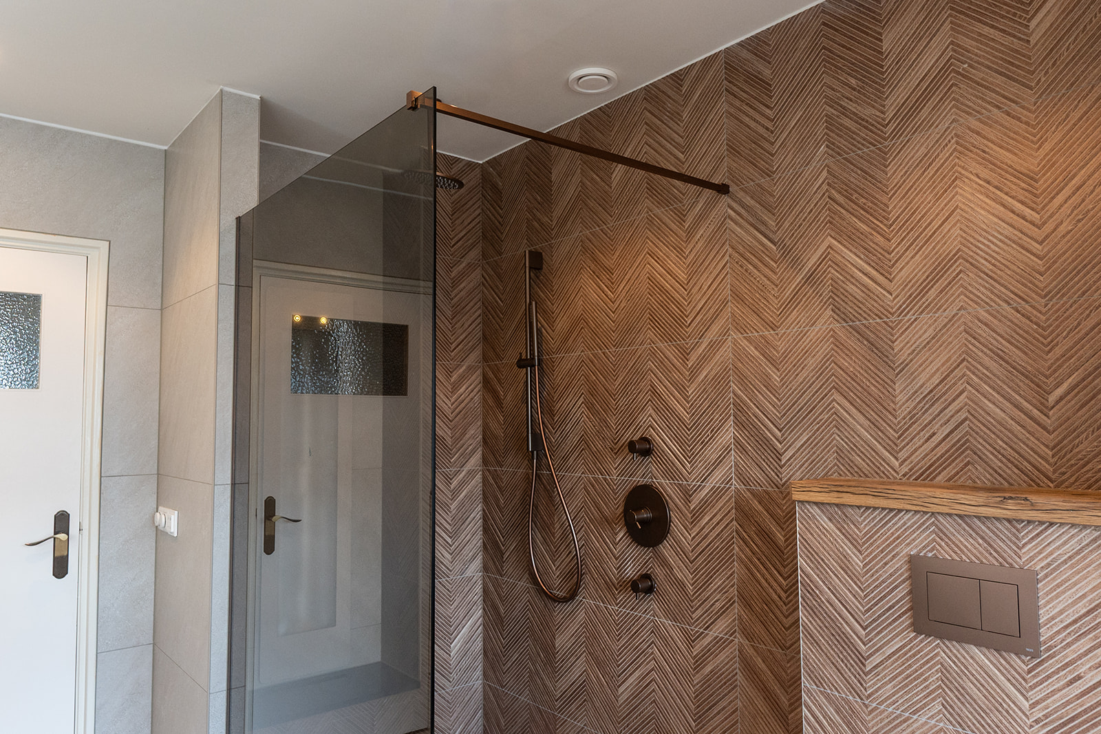 Dubbele douche met visgraatwand