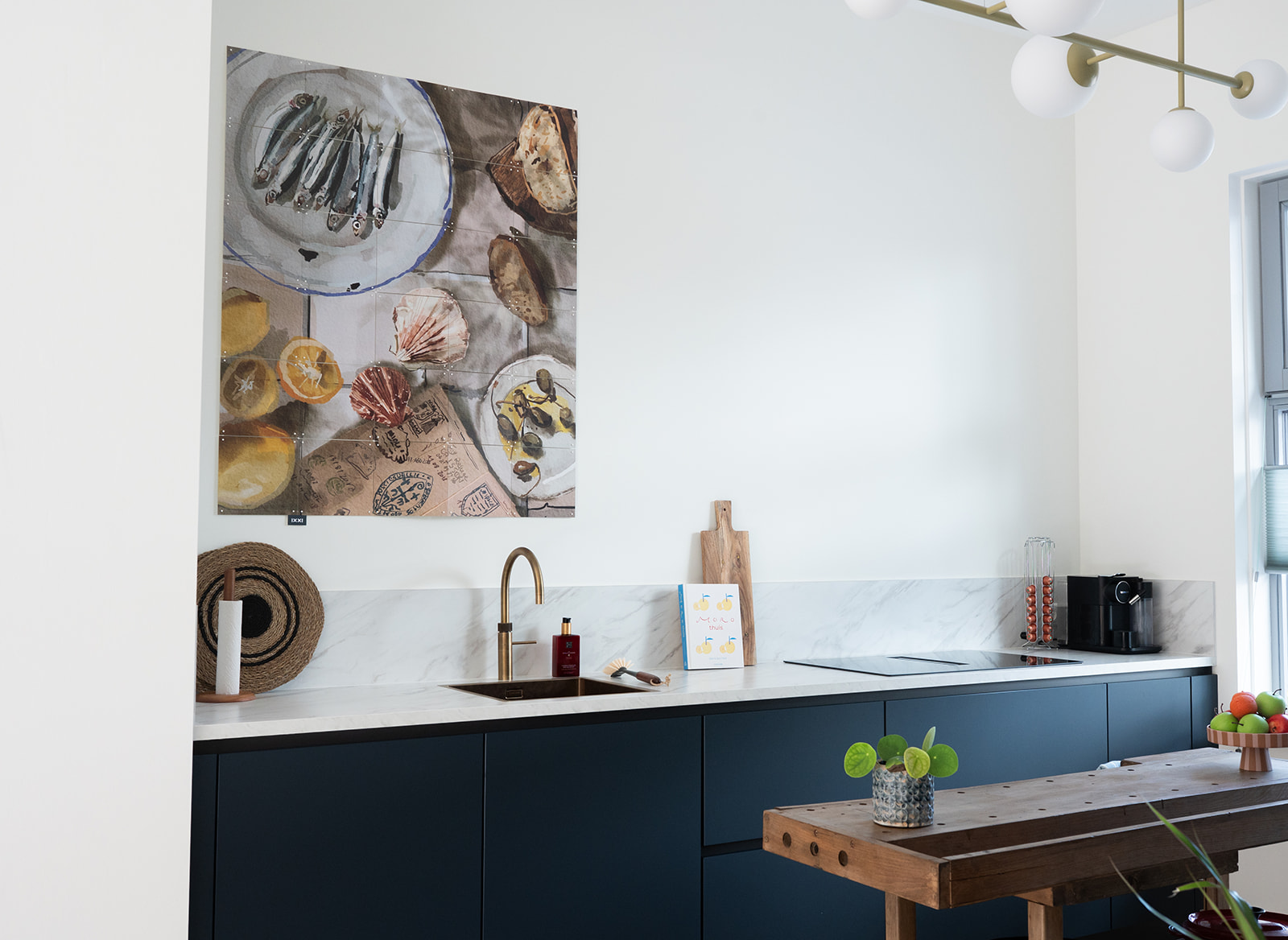 Greeploze keuken met marmerlook achterwand