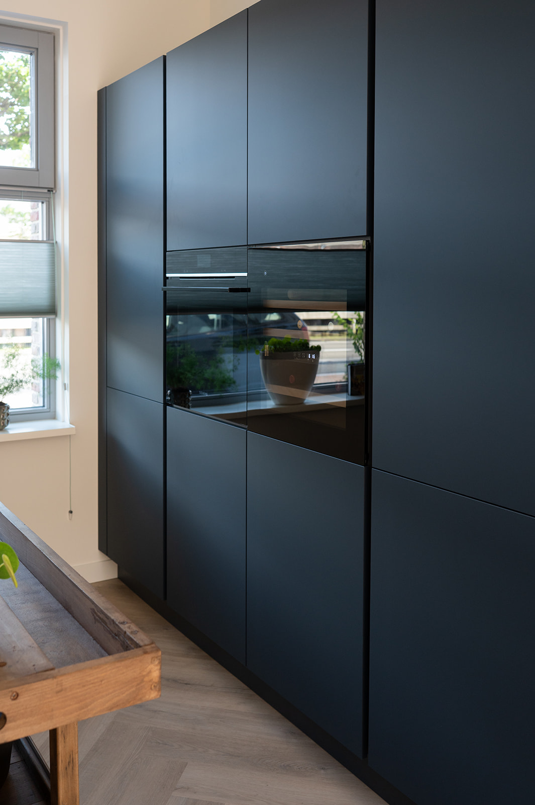 Blauwe kastenwand met inbouwoven