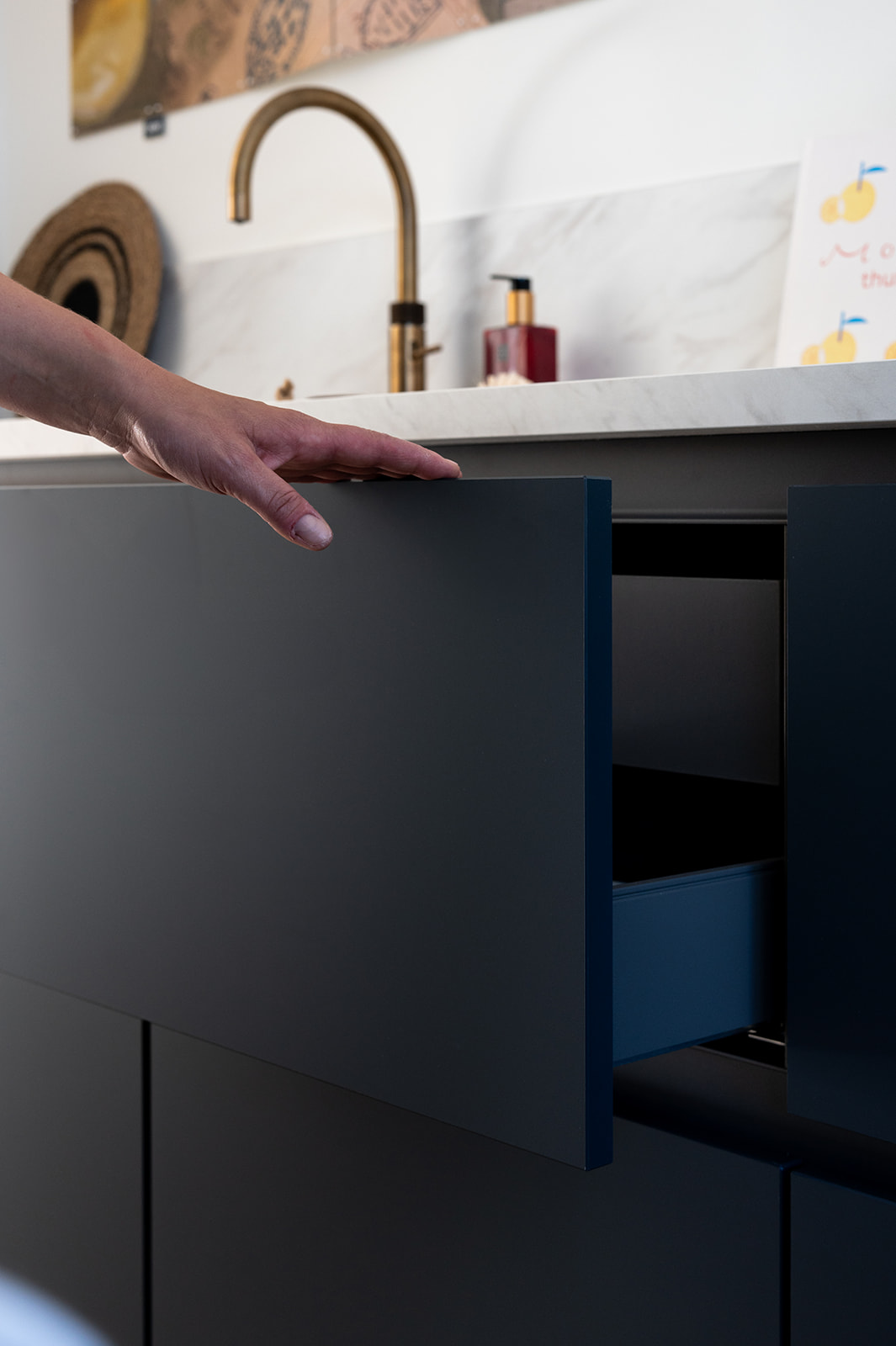 Hand bij geopende onderkast