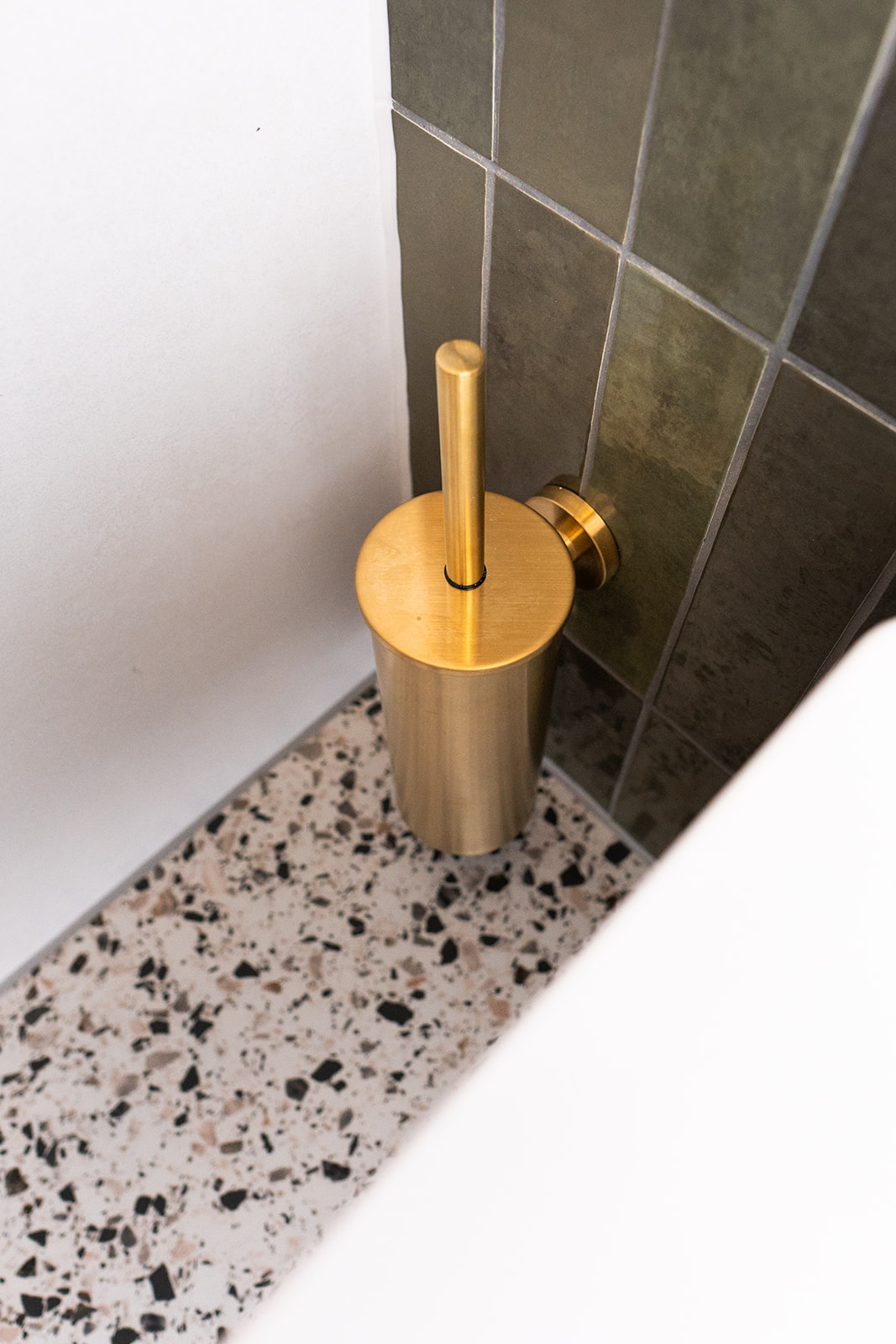 Gouden beker op terrazzo blad