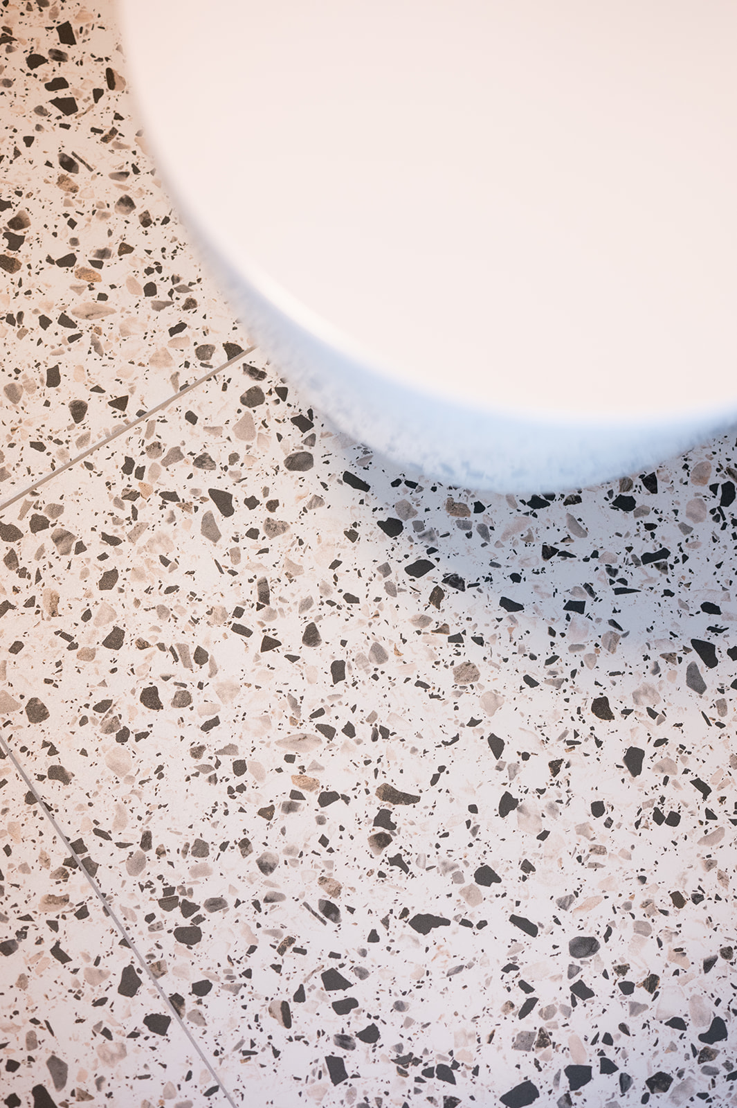 Toilet op terrazzo vloer