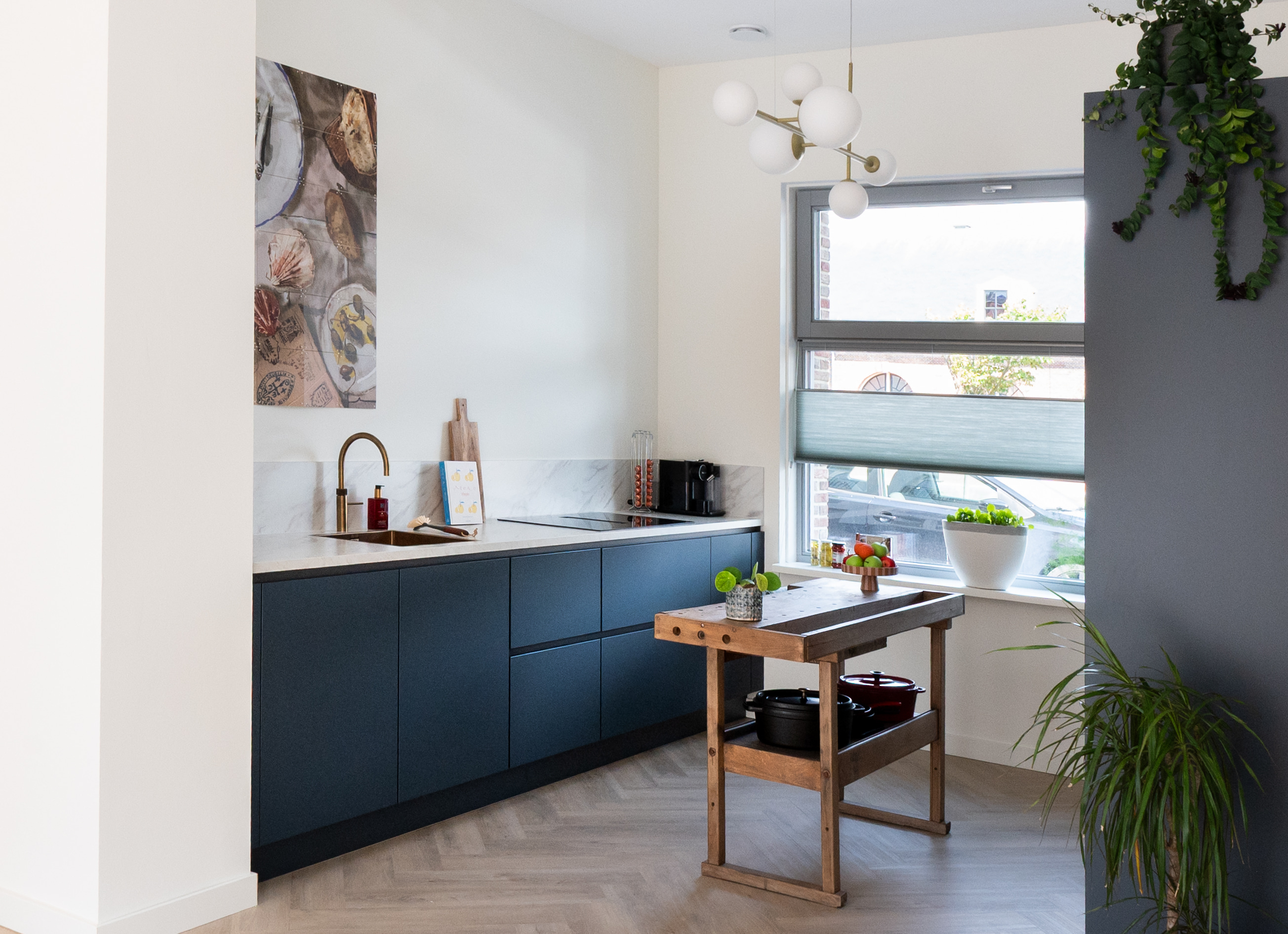 Lange blauwe keuken met eethoek