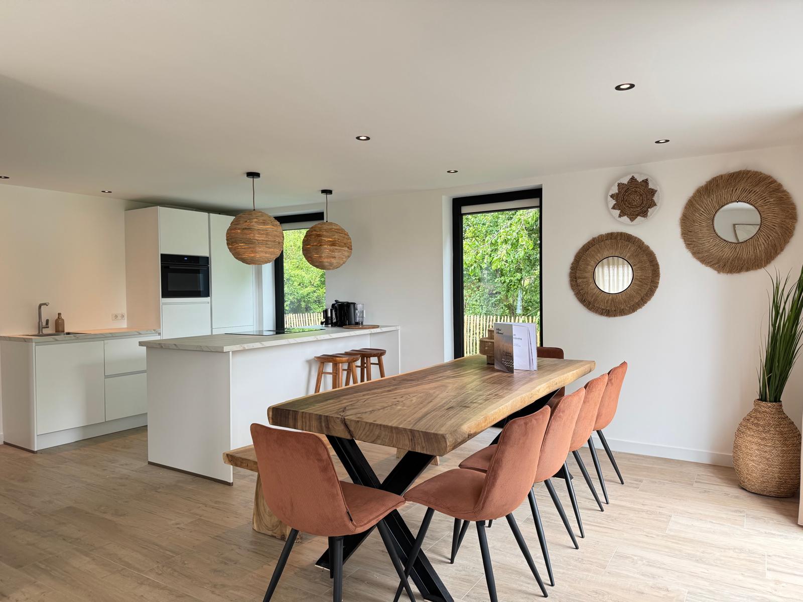 Keuken met lange houten eettafel