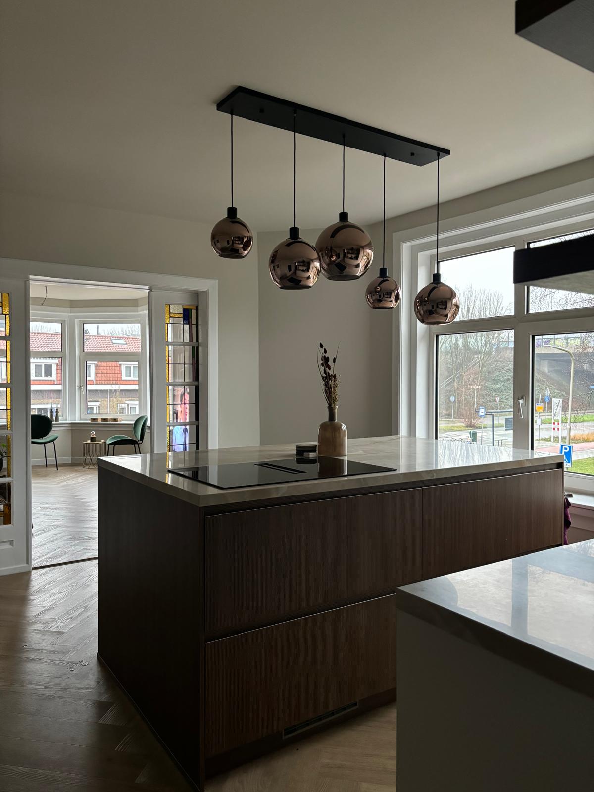 Kookeiland met hanglampen