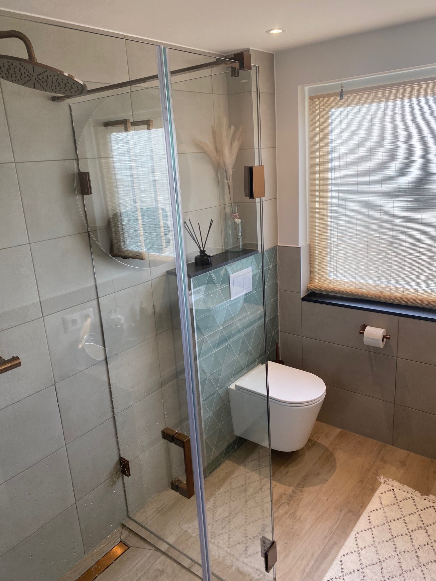Glazen douche en wandcloset