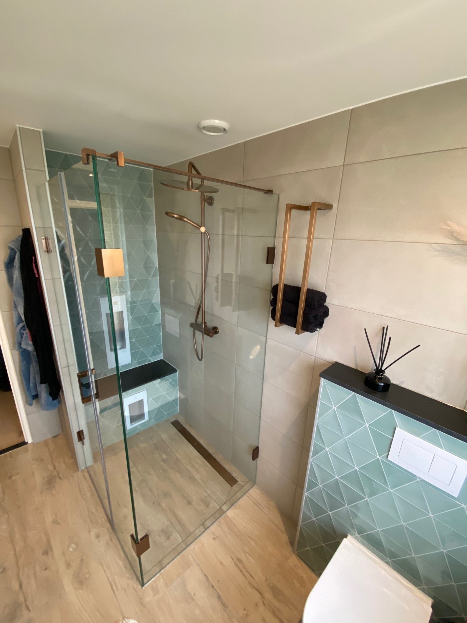 Badkamer met glazen douchecabine