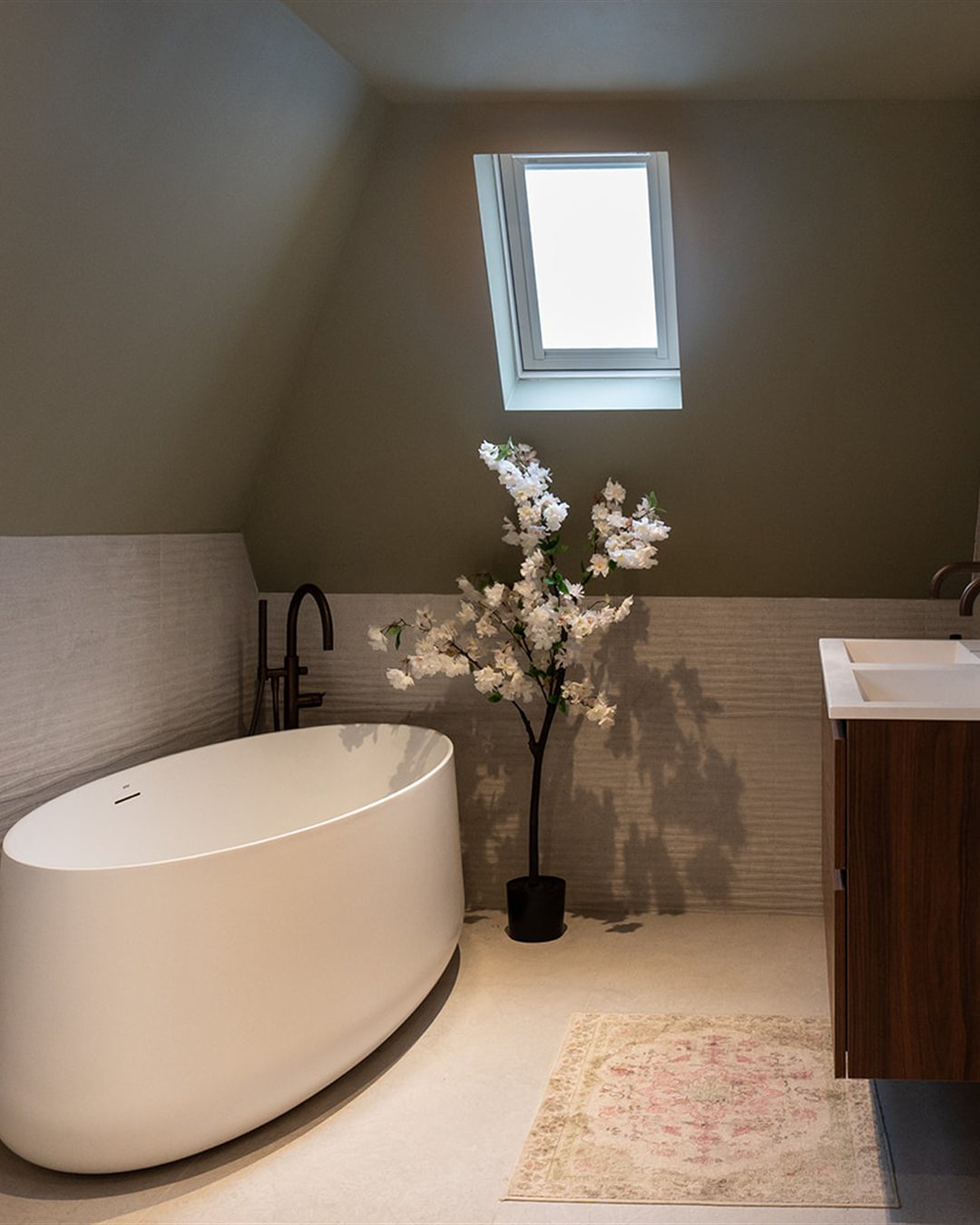 Complete badkamer met vrijstaand bad