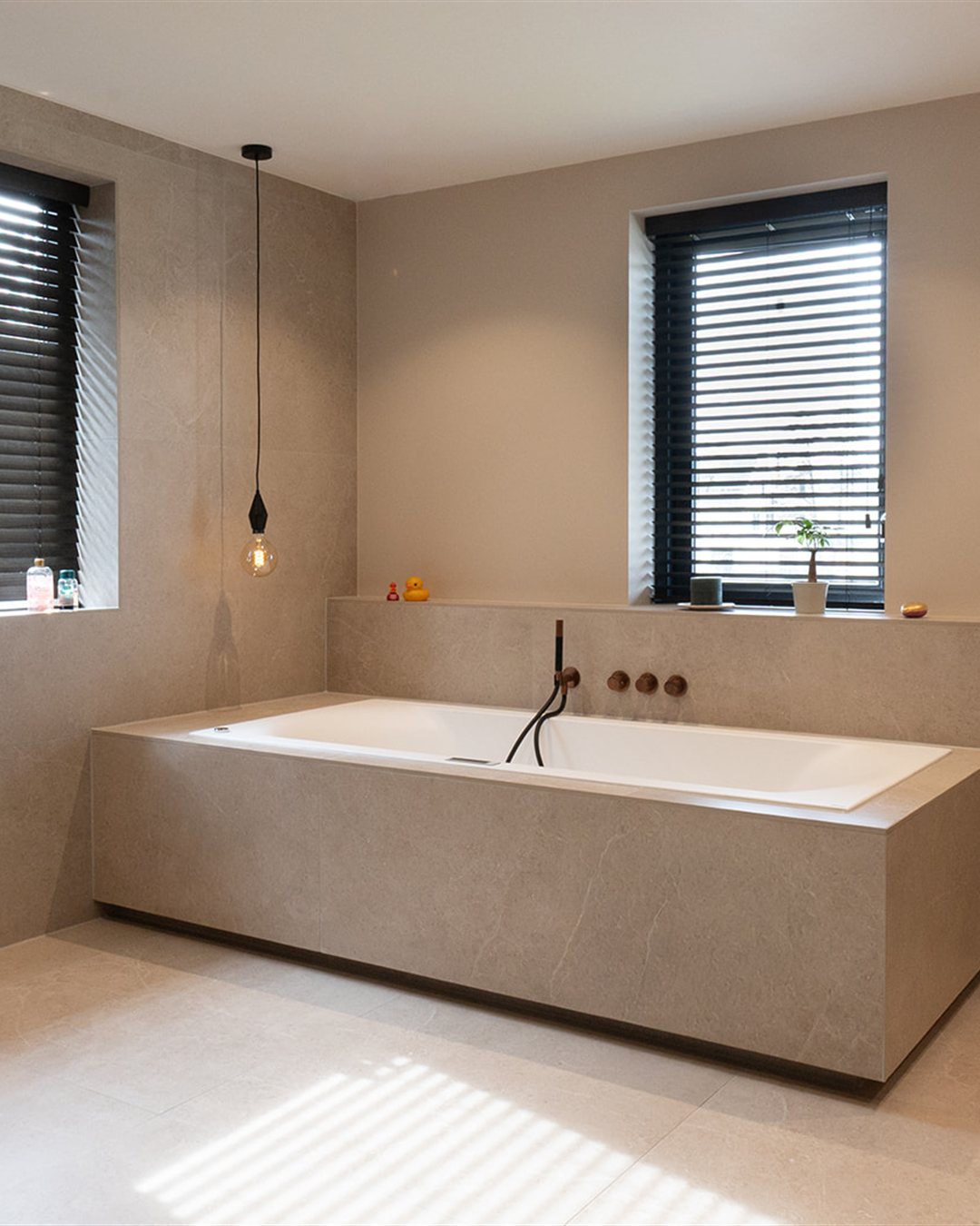 Inbouwbad met koperen kraan
