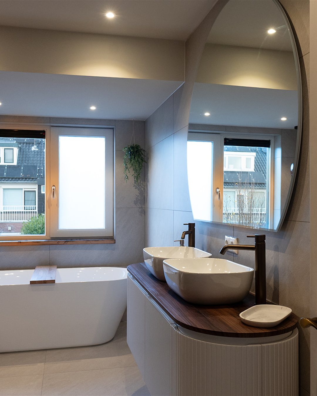 Badkamer met bad en badmeubel