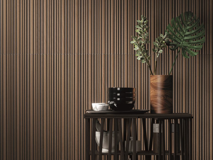 Donkerbruine ribbeltegels in houtlook achter een bijzettafel met serviesgoed