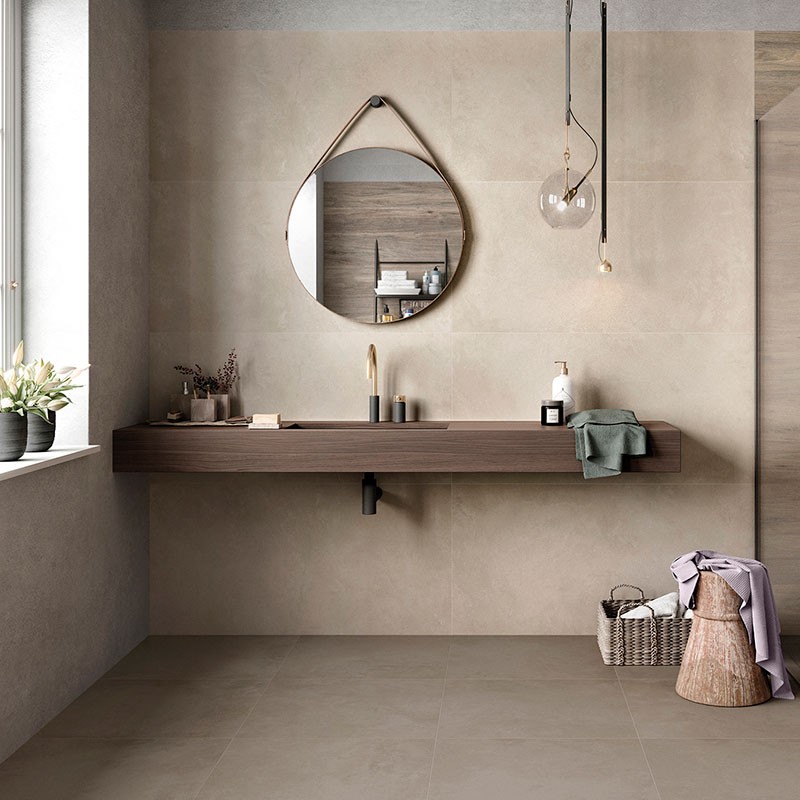 Badkamer met een beige grootformaat tegelvloer onder een zwevend wastafelblad