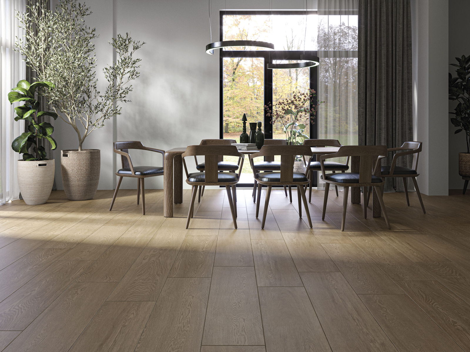Eethoek met donkere houten stoelen op een tegelvloer met warme houtnerf