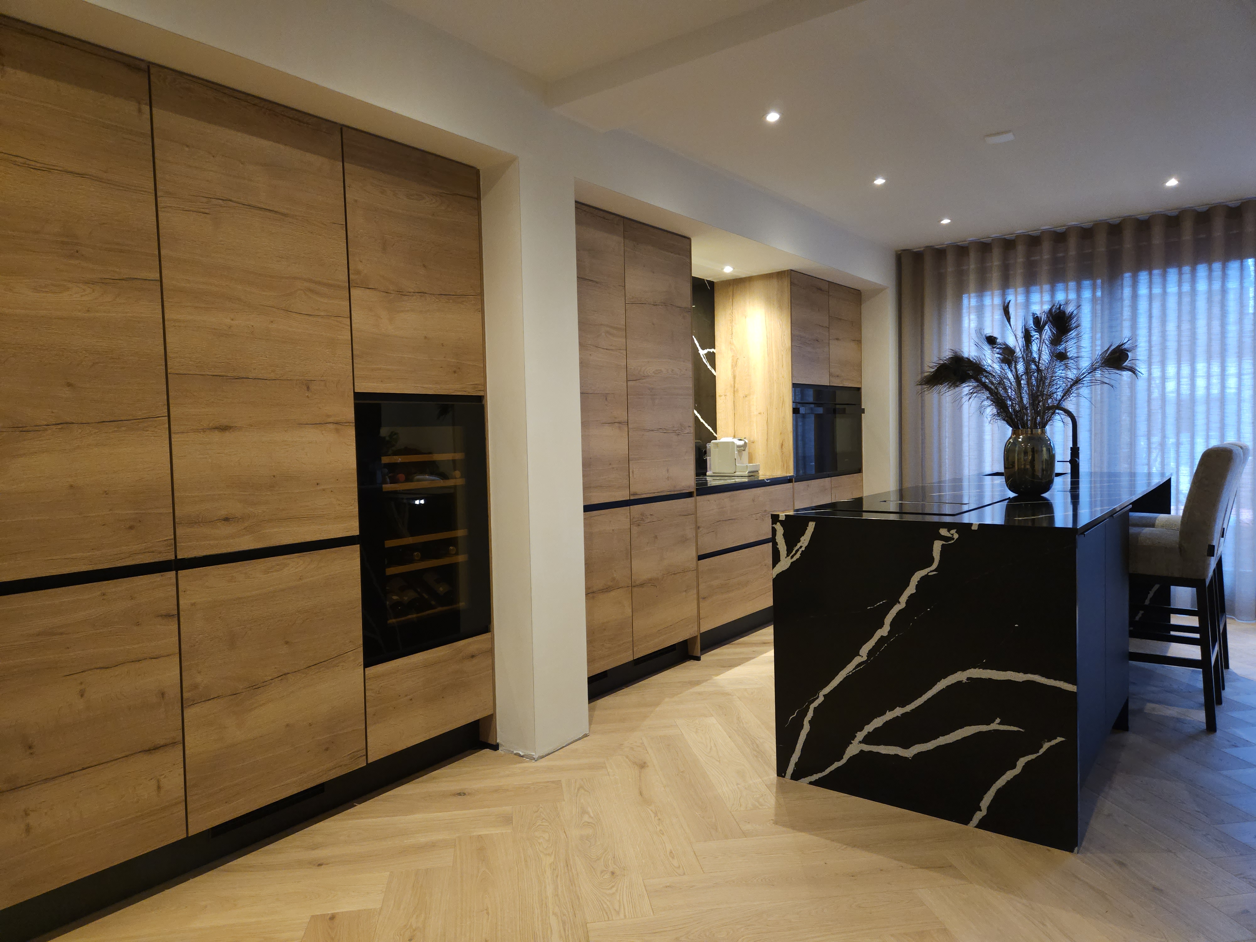 Greeploze keuken met marmerlook eiland